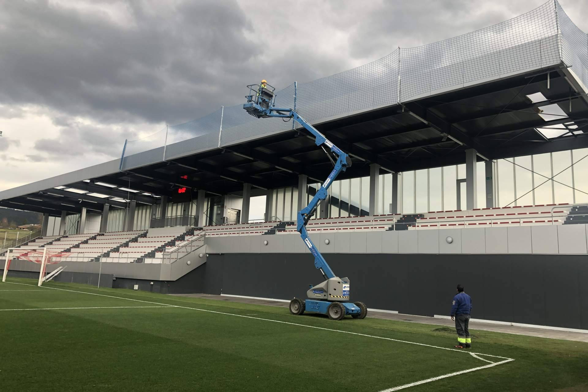 Seguridad y durabilidad en instalaciones deportivas mediante estructuras metálicas de Instalaciones RPM