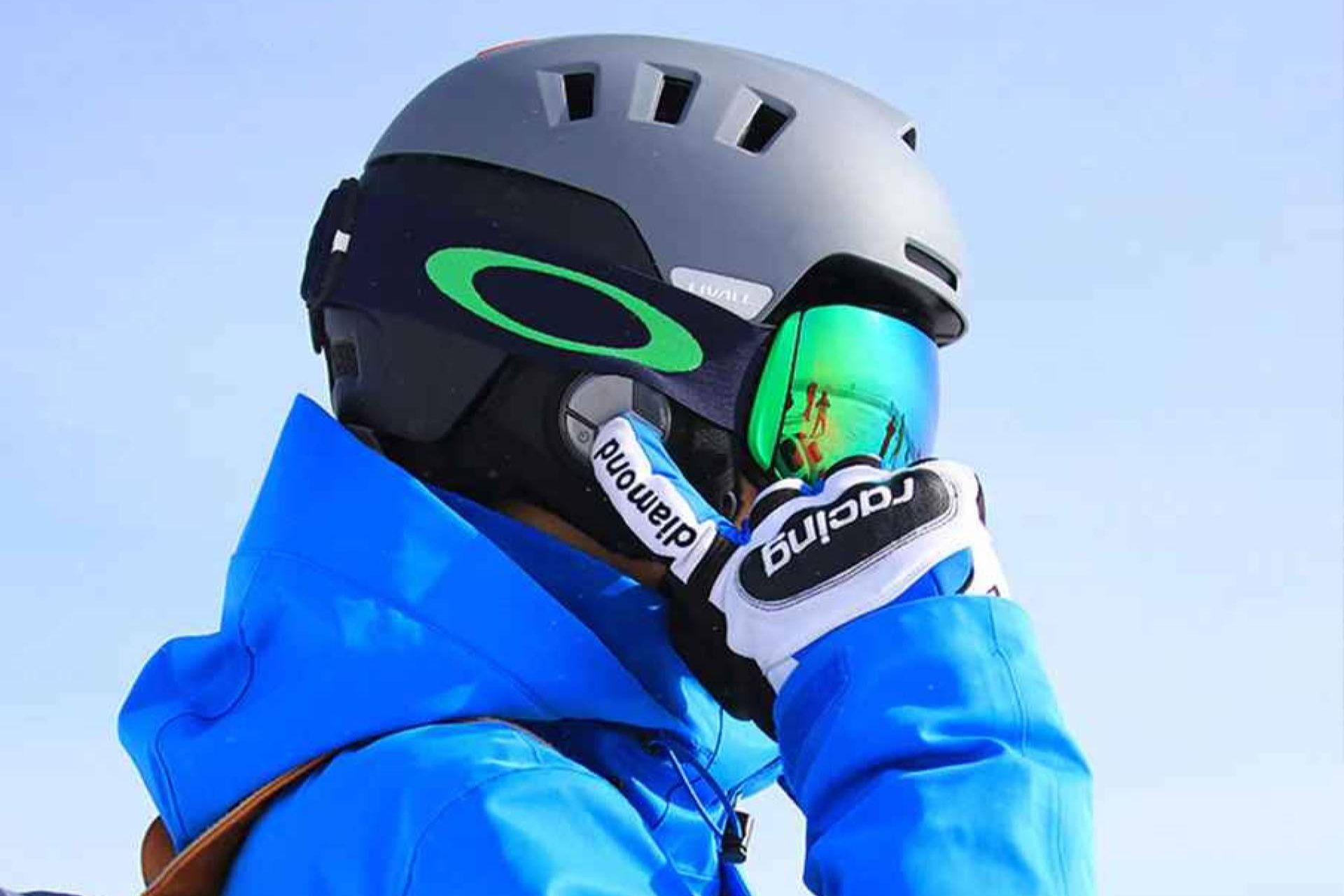 El casco que puede salvar la vida en la nieve; descubrir cómo esquiar seguro y conectado