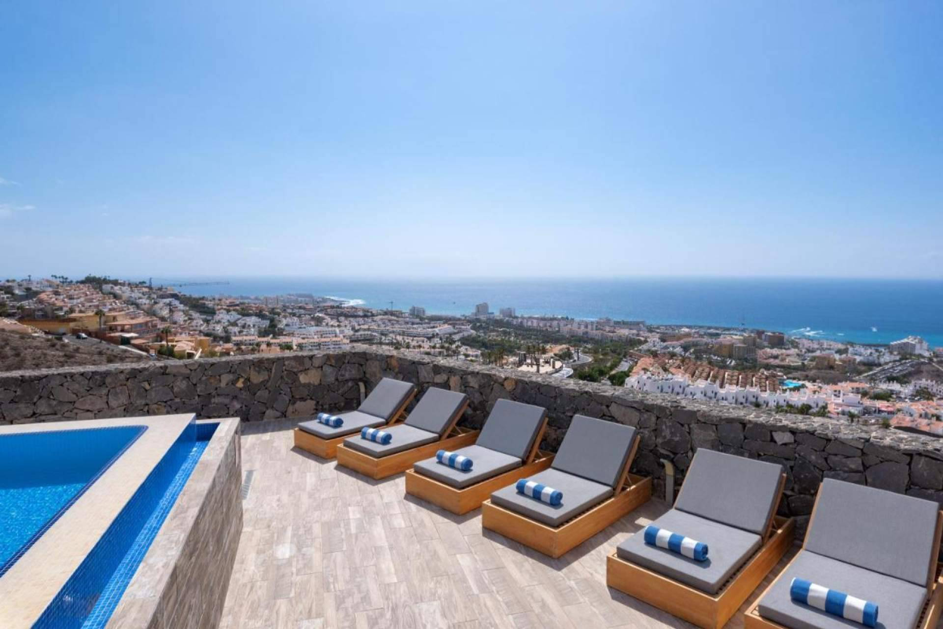 Del aeropuerto a una villa de lujo en Tenerife; Canarias.com une traslados y experiencias a medida