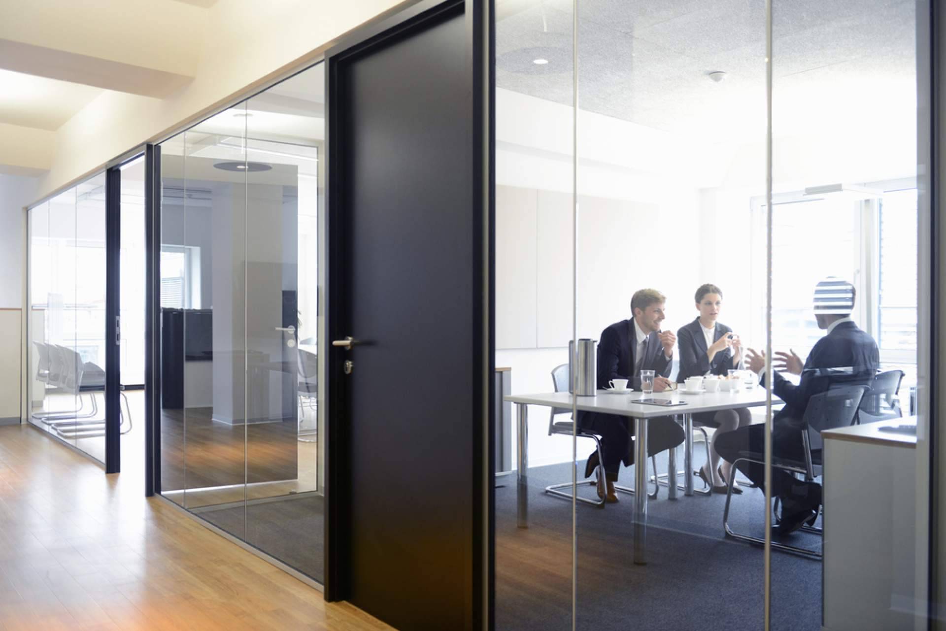 ISEEN y Centria Group se unen en el desarrollo de habilidades en IA para empresas