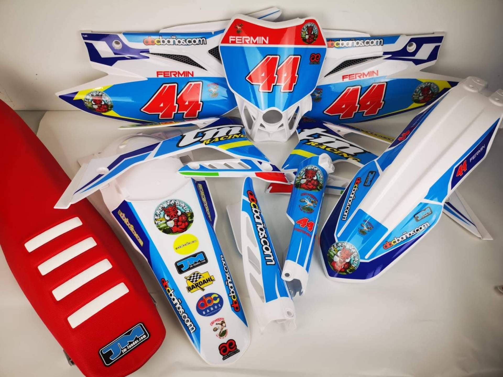 ADHESIVOSEMBARRADOS amplía su oferta de plásticos y adhesivos para moto con soluciones personalizadas