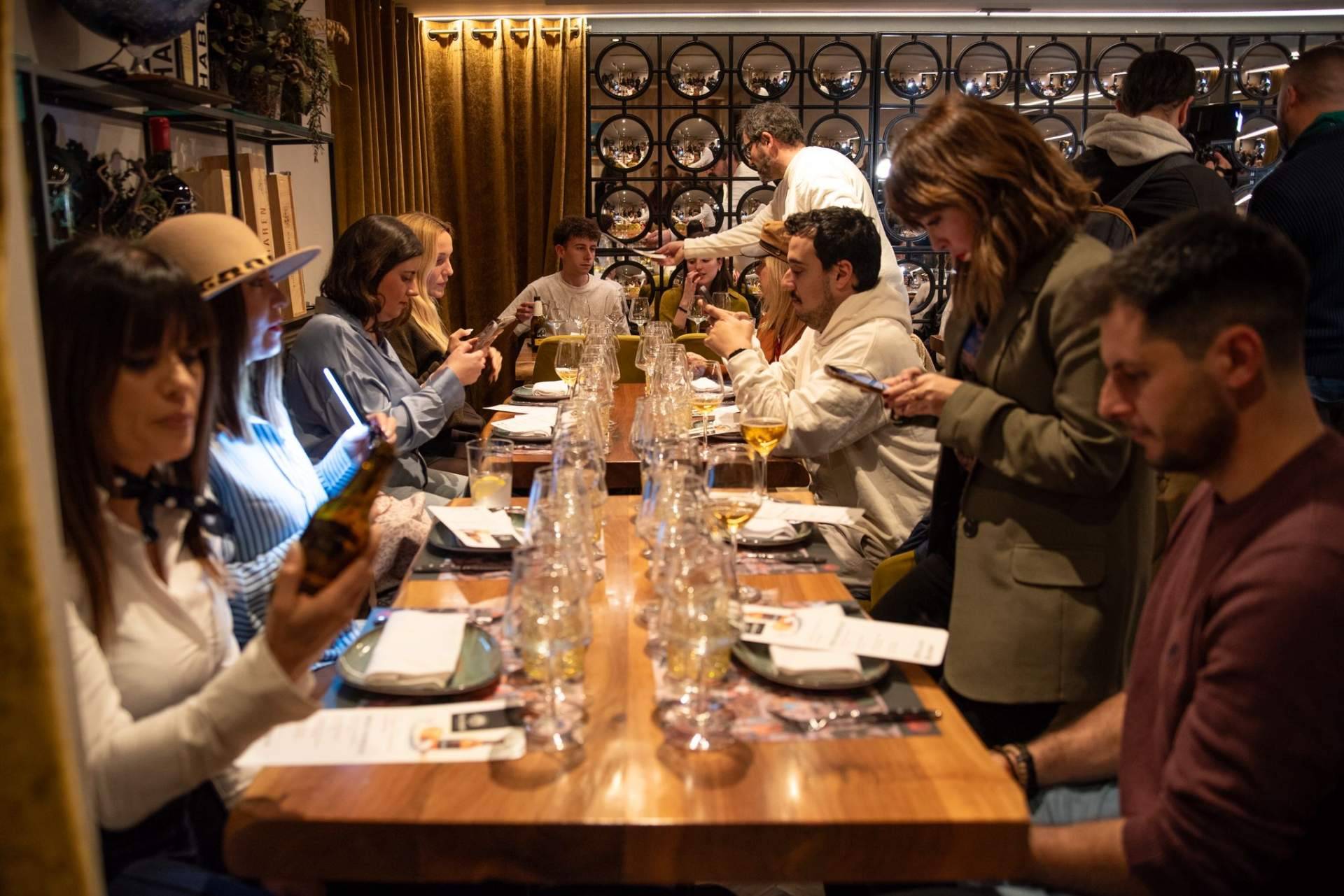 Gastronomía y cerveza comprometida con lo local; así fue la cena maridaje de La Salve y El Globo Bilbao