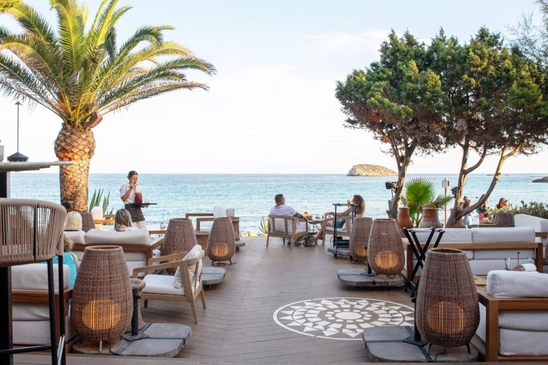 El nuevo lujo en Ibiza pasa por Aiyanna; gastronomía, yoga y exclusividad a pie de playa