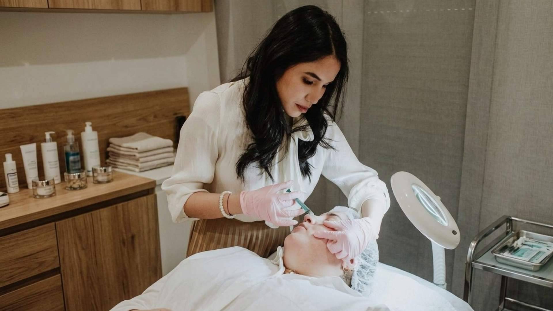 Medicina estética y capilar; elegancia, frescura y armonía natural