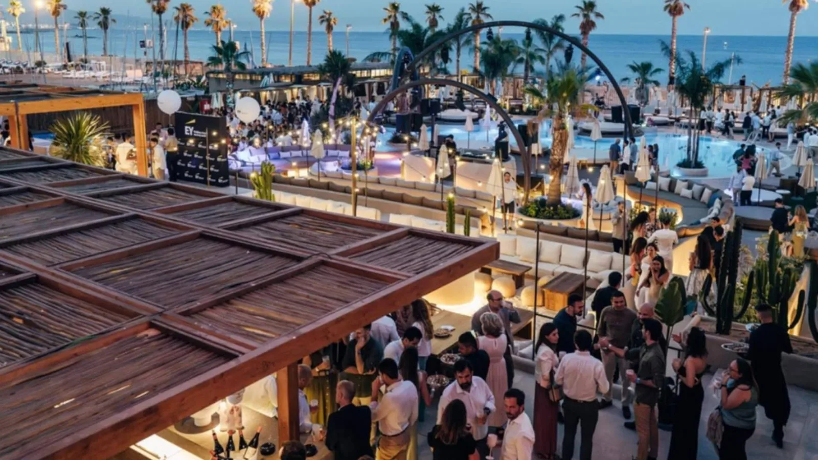 La temporada de beach clubs en Barcelona consolida el auge del ocio frente al mar en 2026