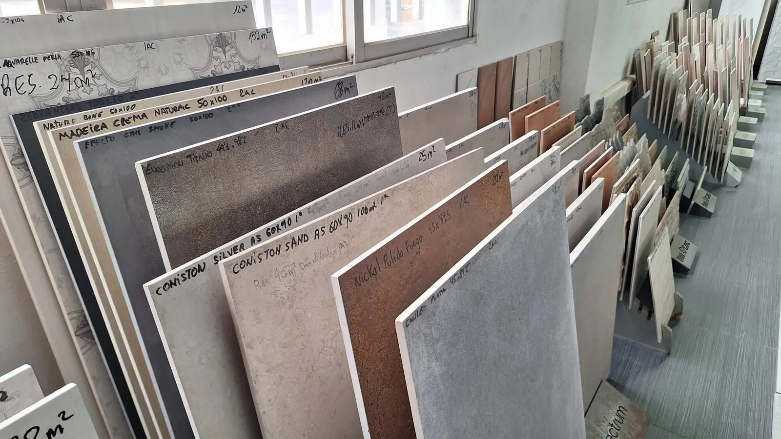 Artegres consolida su catálogo de azulejos porcelánicos y revestimientos cerámicos para espacios residenciales y comerciales