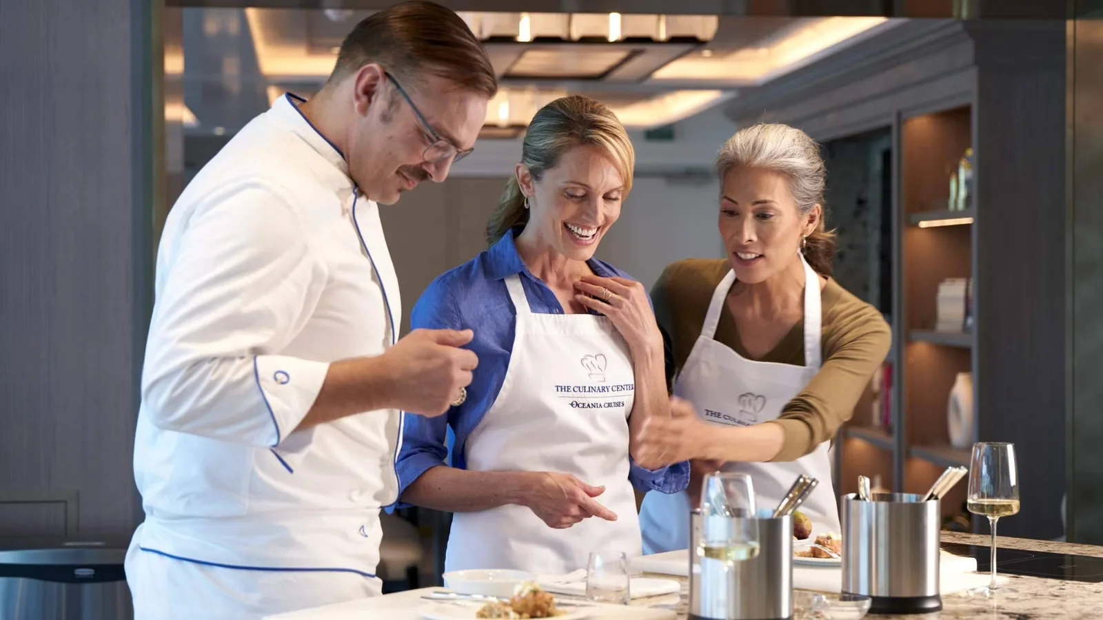 Oceania Cruises® lanza sus Cruceros temáticos para 2027 con gastronomía, cultura y grandes anfitriones