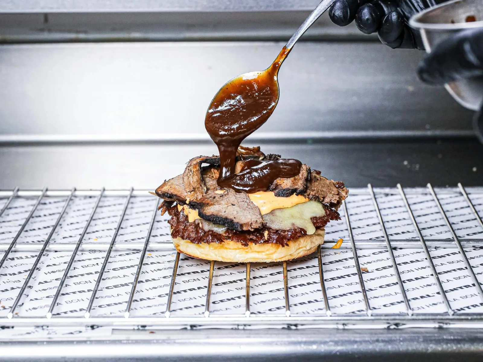 La Central estrena burger de verano con brisket ahumado durante horas, queso Mahón DOP y smash de vaca