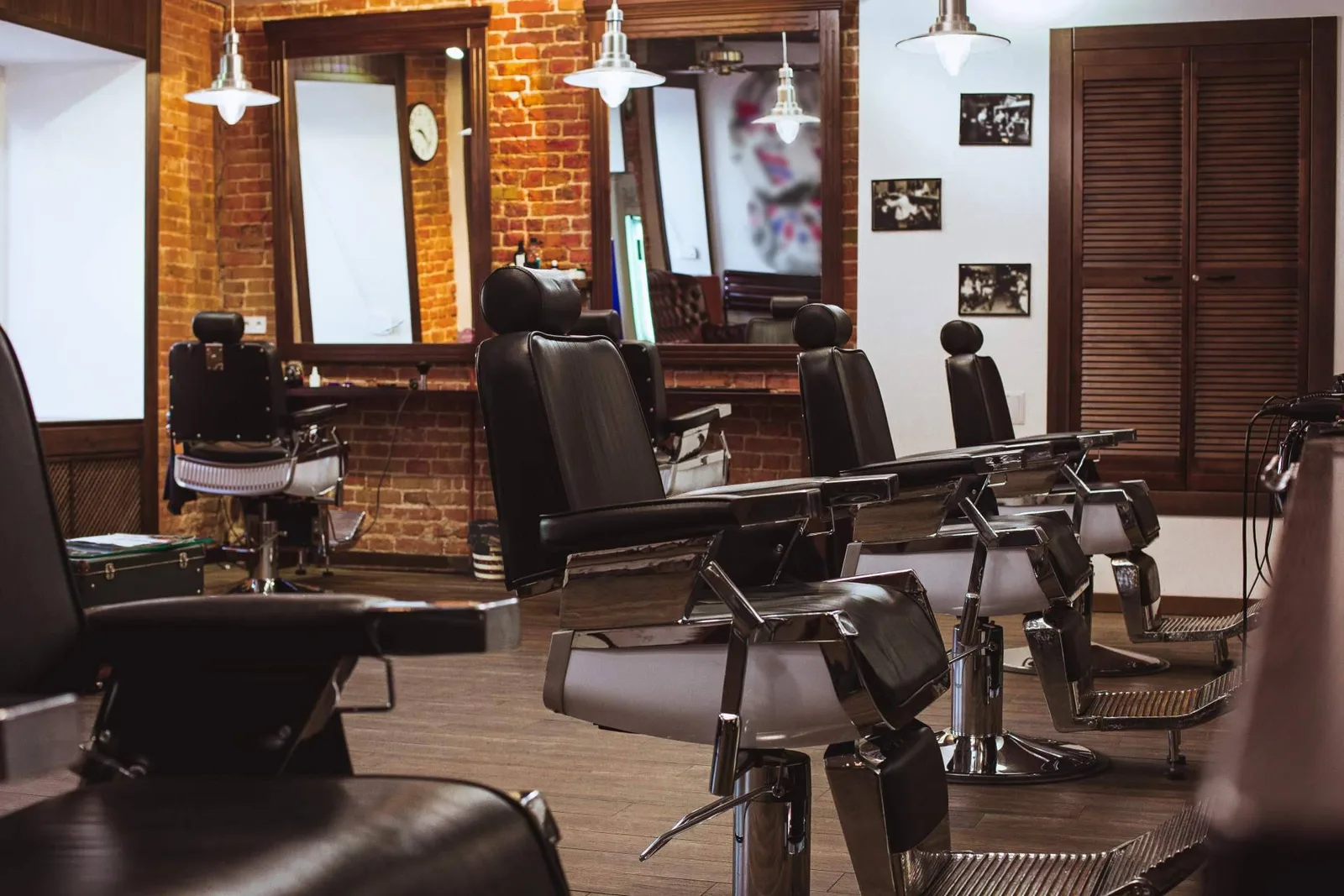 El presupuesto para montar un salón de peluquería en España combina equipamiento profesional y estrategia digital